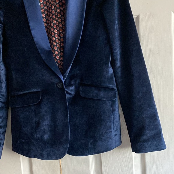 Elizabeth & James Elegant Navy Velvet Blazer - Picture 5 of 9